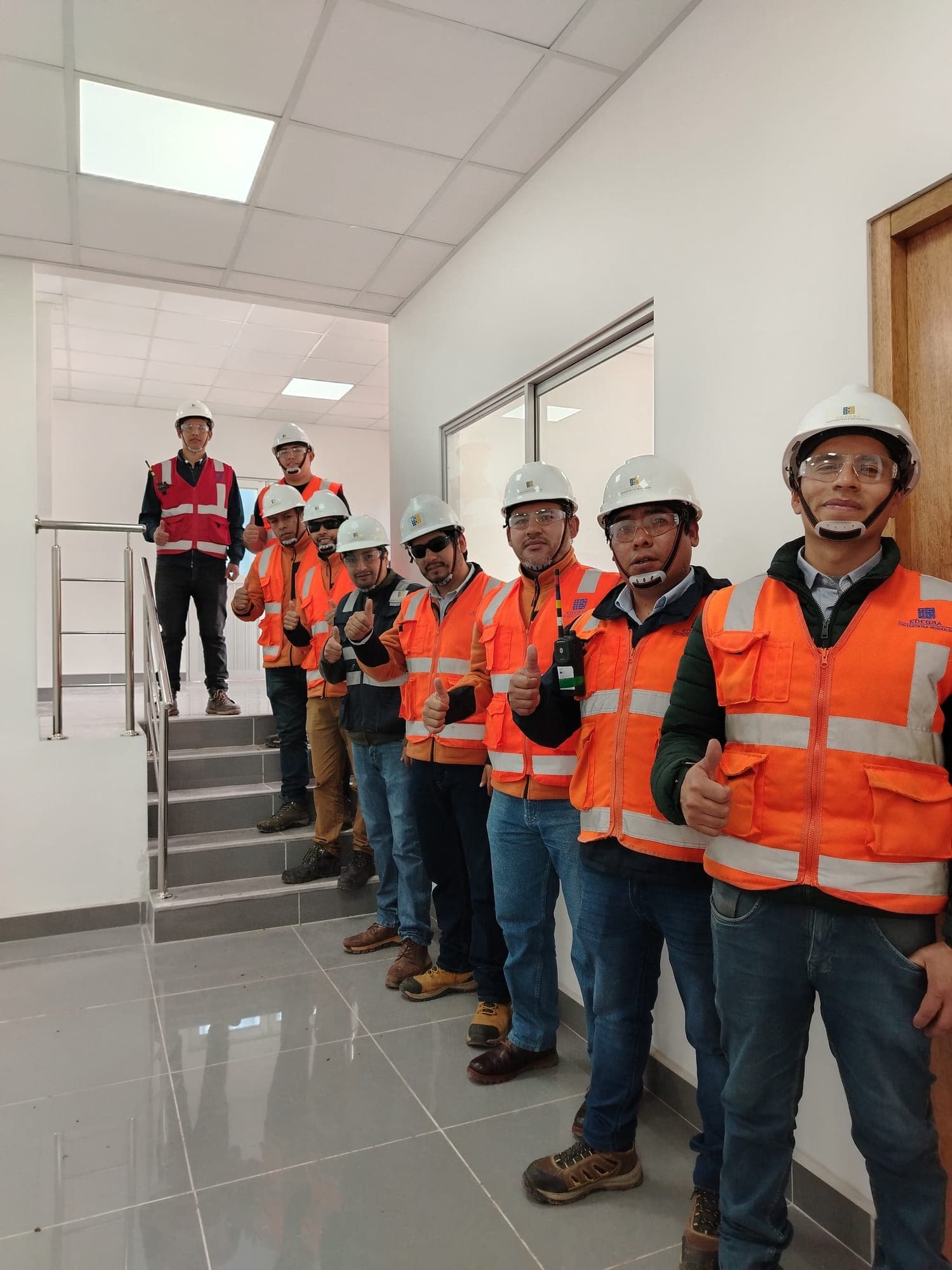 Equipo de colaboradores de EDEGSA con cascos y chalecos de seguridad