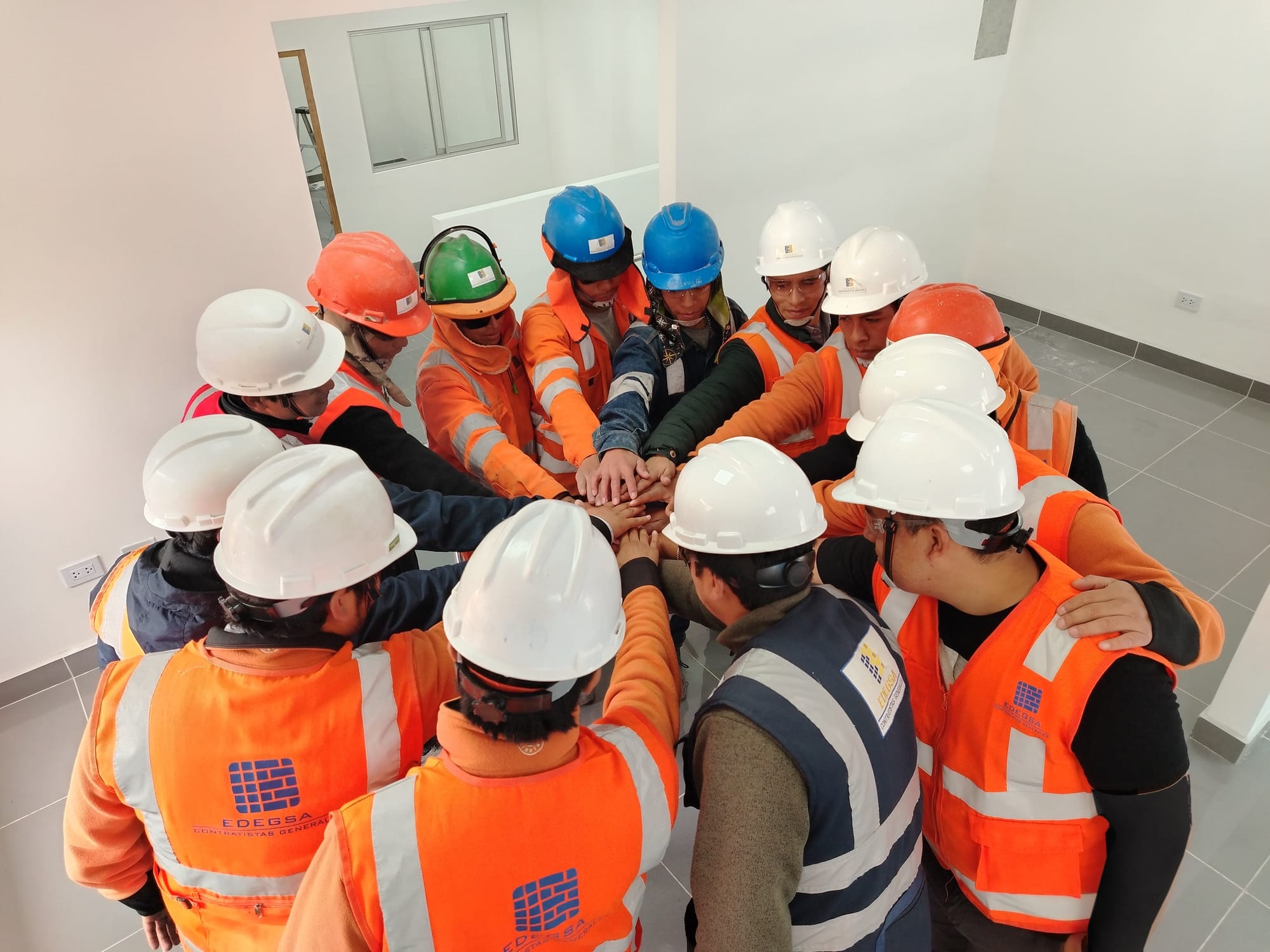 Equipo de colaboradores de EDEGSA trabajando en conjunto